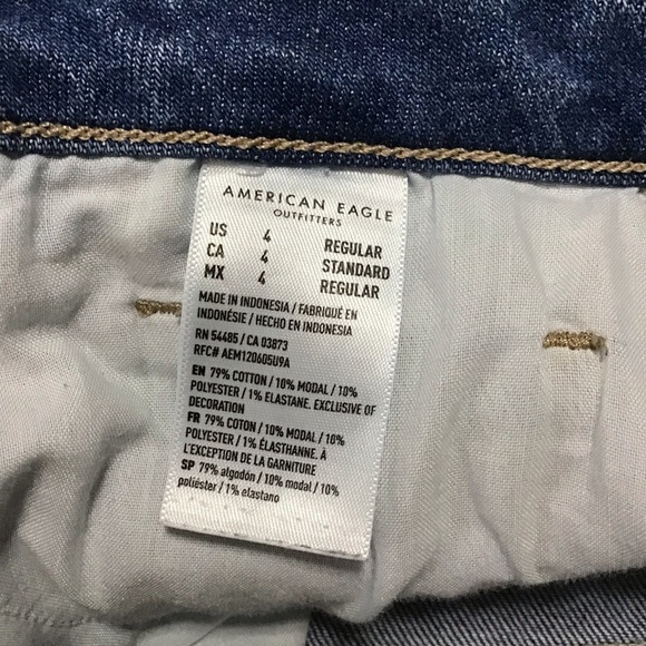 American Eagle Ripped Mom Jeans Size 4. - Picture 10 of 10